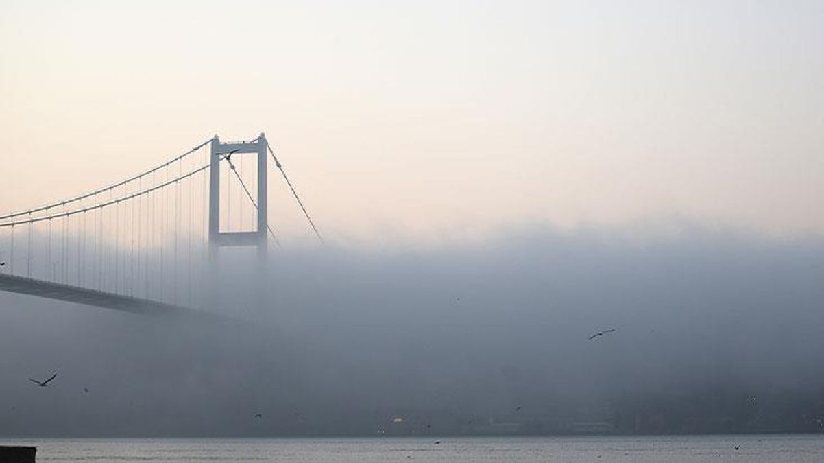 İstanbul yeni yıla yoğun sisle uyandı! Boğaz’da trafik çift yönlü olarak kapatıldı
