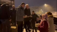 CHP Milletvekilleri Durmaz Özer ve Ağababa Malatyada Depremzedelere Yardım Ediyor Dertlerini Dinliyor