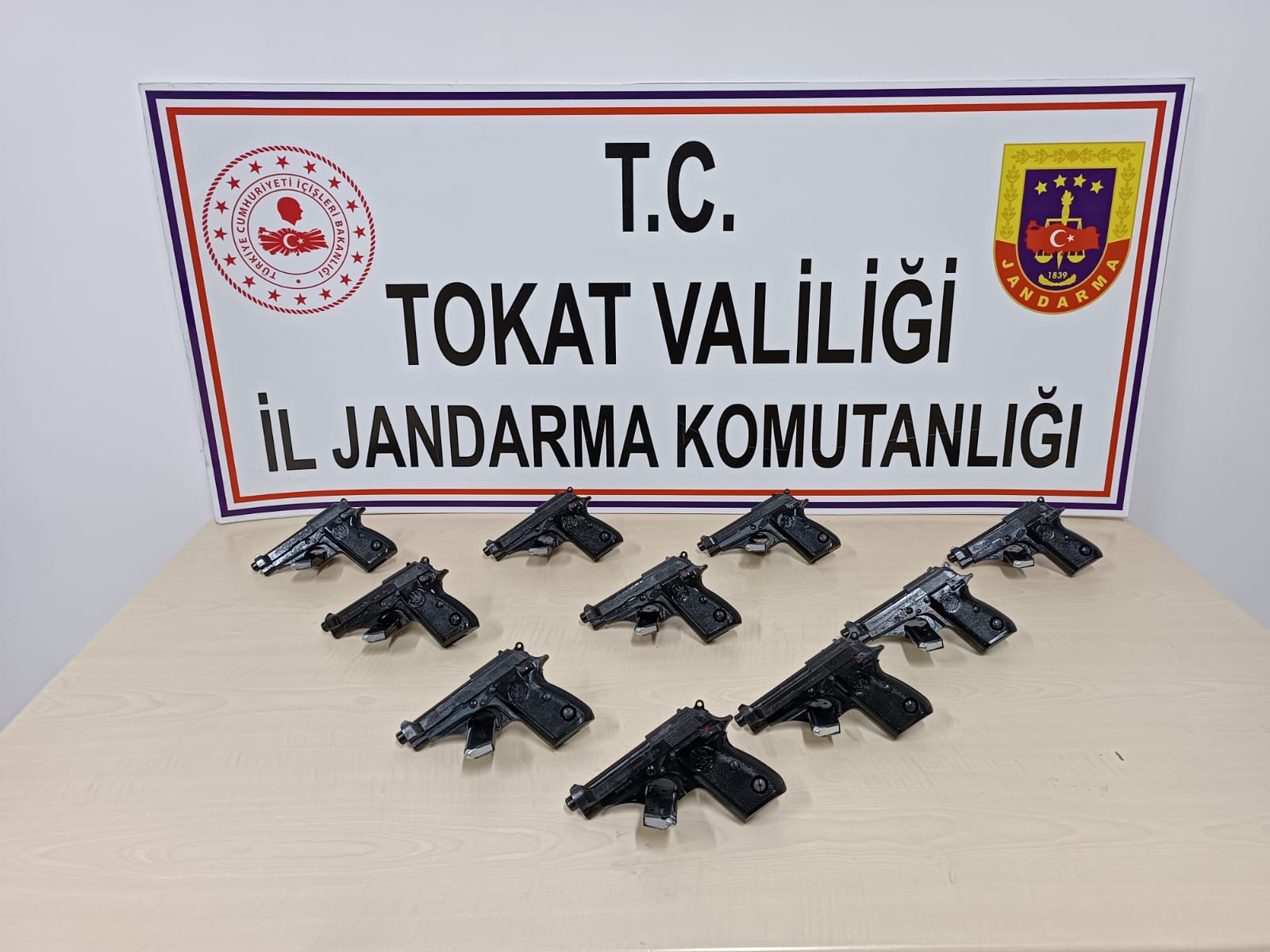 Tokat İl Jandarma Ekipleri İstihbarati Çalışma Sonucu Kaçak Silah Kaçakçılarına Baskın Yaptı