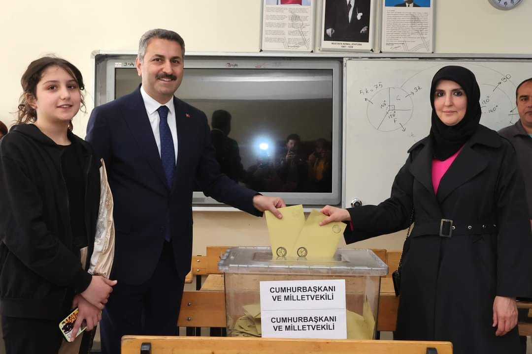 Başkan Eroğlu Seçimlerde Oyunu Halil Rıfat Paşa İlk Öğretimde Kulandı