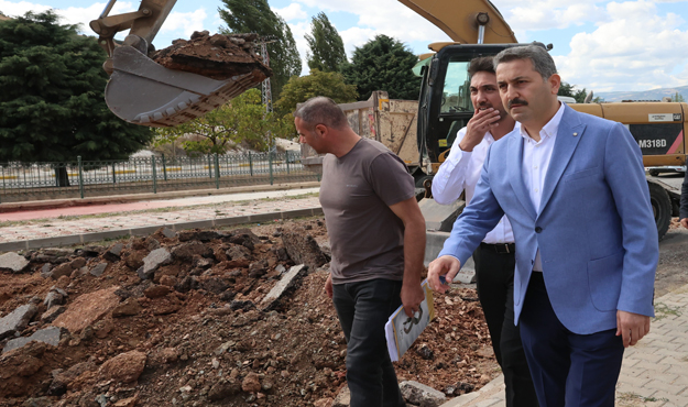 Tokat Belediyesi, Derbent ve Bedestenlioğlu Mahallelerinden geçen Osman Gazi Caddesi’nde 1 kilometre uzunluğunda asfalt yenileme çalışması başlattı