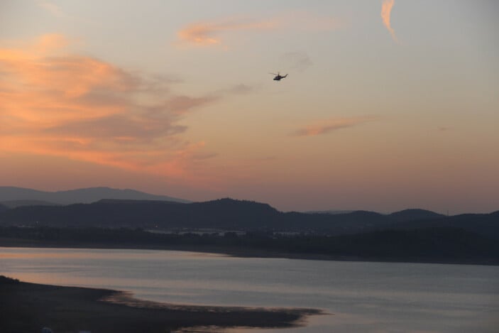 İzmir’de yangın söndürme helikopteri Tahtalı Barajı’na düştü
