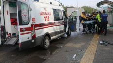 Tokat’ta park halindeki araca çarpan otomobil, daha sonra cami bahçesine uçtu. Kazada 1’i çocuk 11 kişi yaralandı.