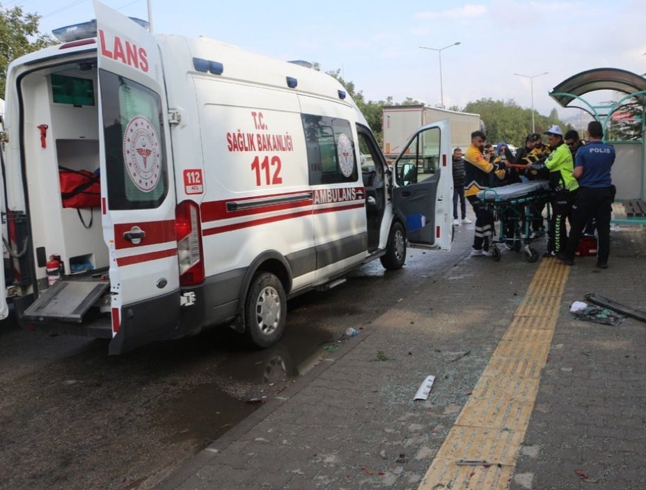 Tokat’ta park halindeki araca çarpan otomobil, daha sonra cami bahçesine uçtu. Kazada 1’i çocuk 11 kişi yaralandı.