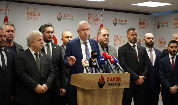 Prof. Dr. Ümit Özdağ, Zafer Partisi’ne yönelik baskı, tehdit ve yıldırma operasyonlarına karşı basın açıklaması yaptı.