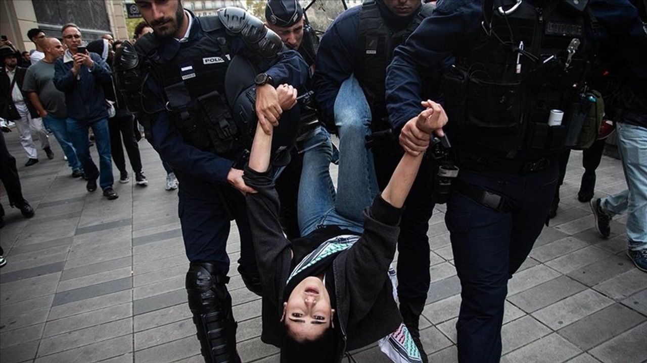 Almanya’da oturma eylemi yapan Filistin destekçilerine polis müdahalesi